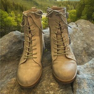 Rocket Dog Women’s Casual Boot. Block Heel Buckle Boot. Size Women’s 8.